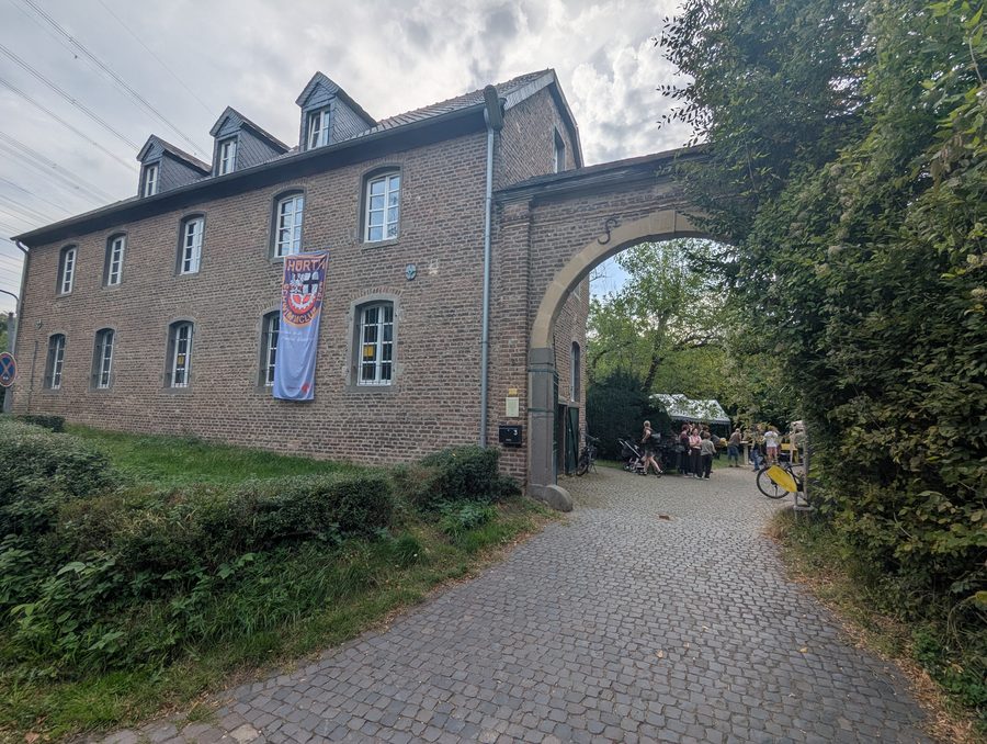 Zufahrt zum Kloster Burbach mit SC-Hürth-Banner