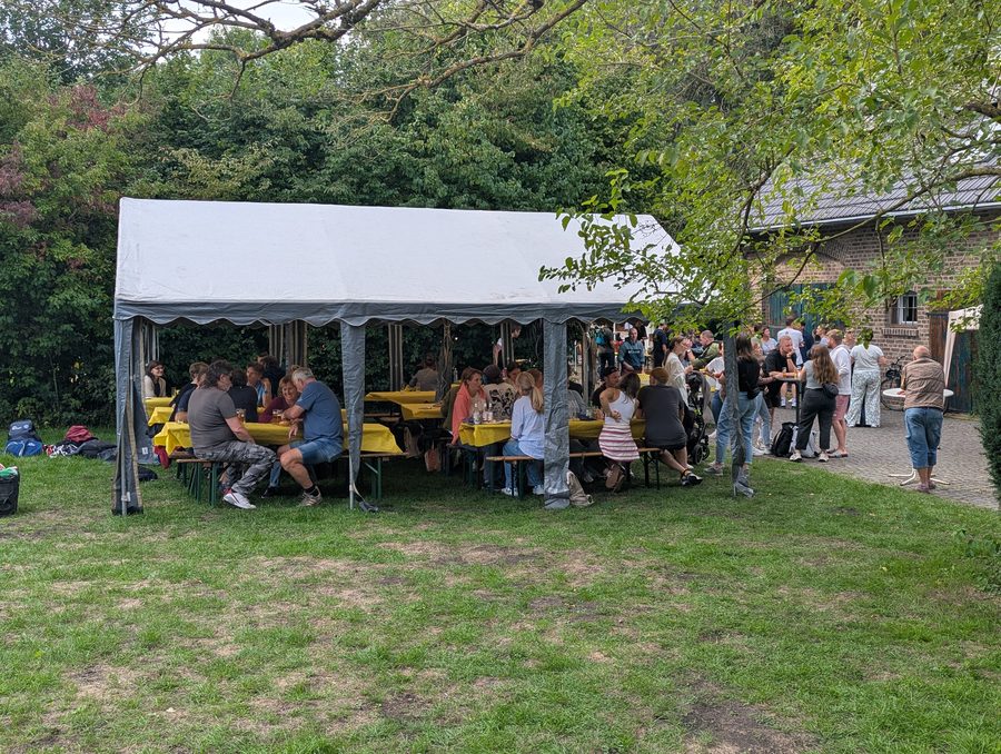Volles Festzelt mit Bierzeltgarnituren
