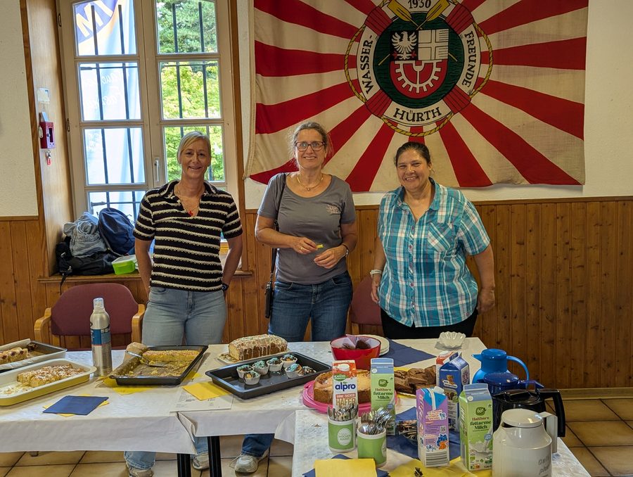 Kuchenbuffet im Vereinsheim vor der Wasserfreunde-Fahne