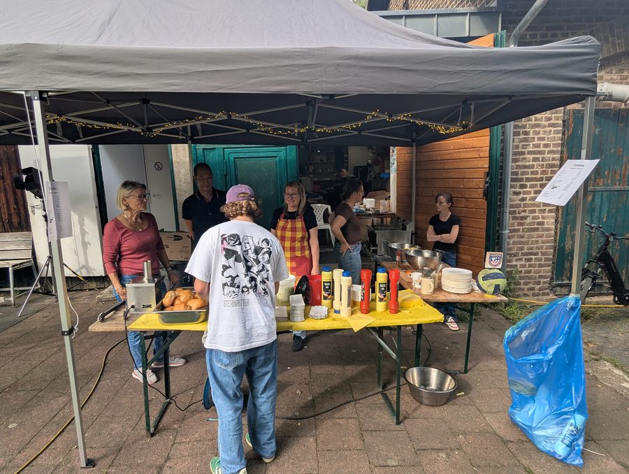 Grillstand und Essensausgabe
