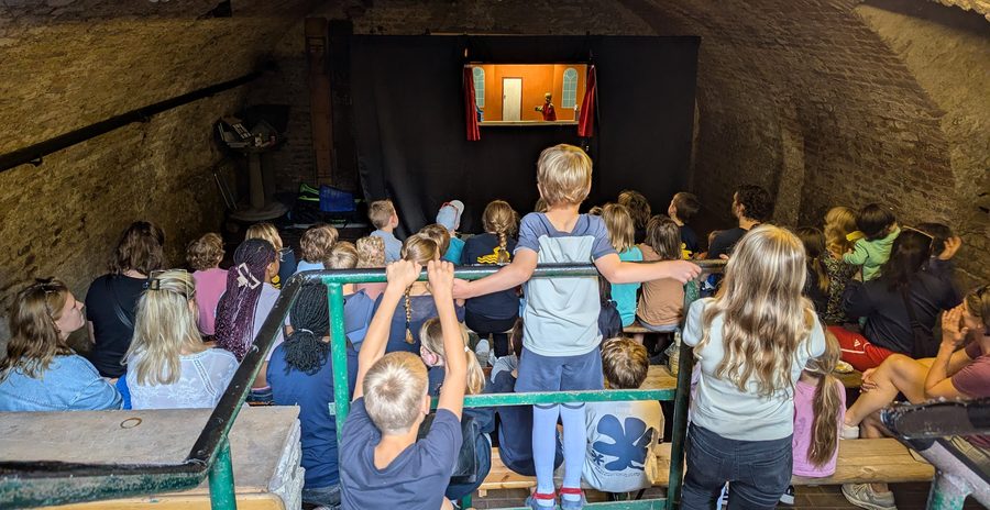 Kasperletheater im Gewölbekeller