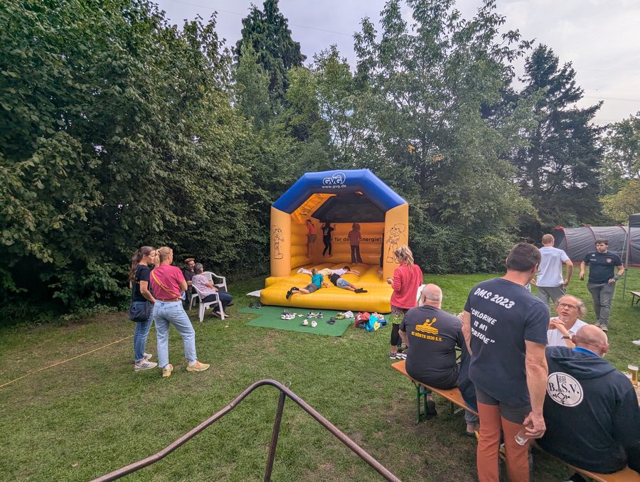 Kinder auf der Hüpfburg