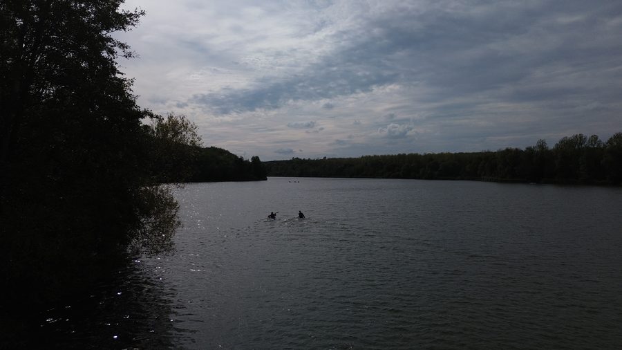 Paddler auf dem Otto-Maigler-See in der Abenddämmerung
